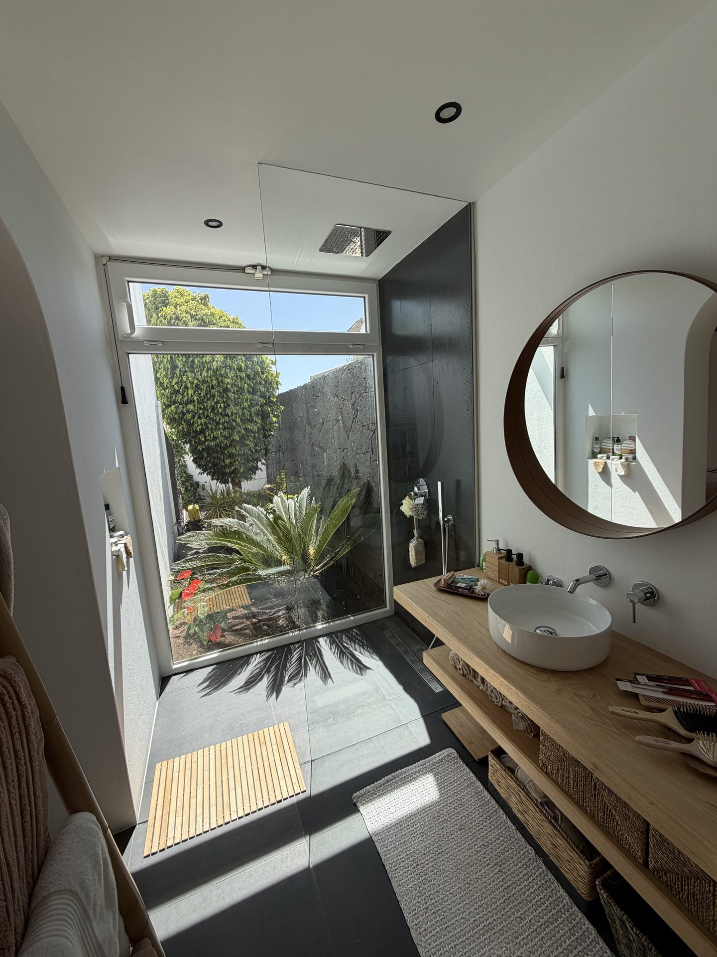 Salle de bain attenante avec douche au jardin — Tinaguache I