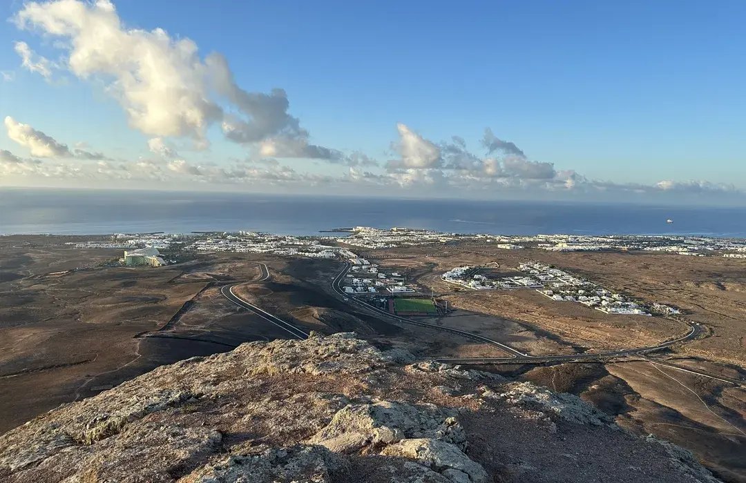 Vista di Costa Teguise dalla cima del Tinaguache