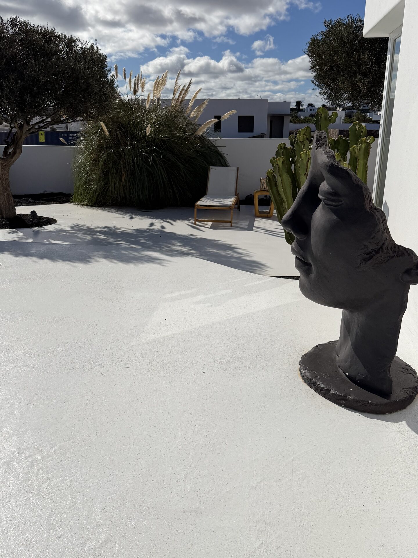 Sculpture en forme de tête près de la maison