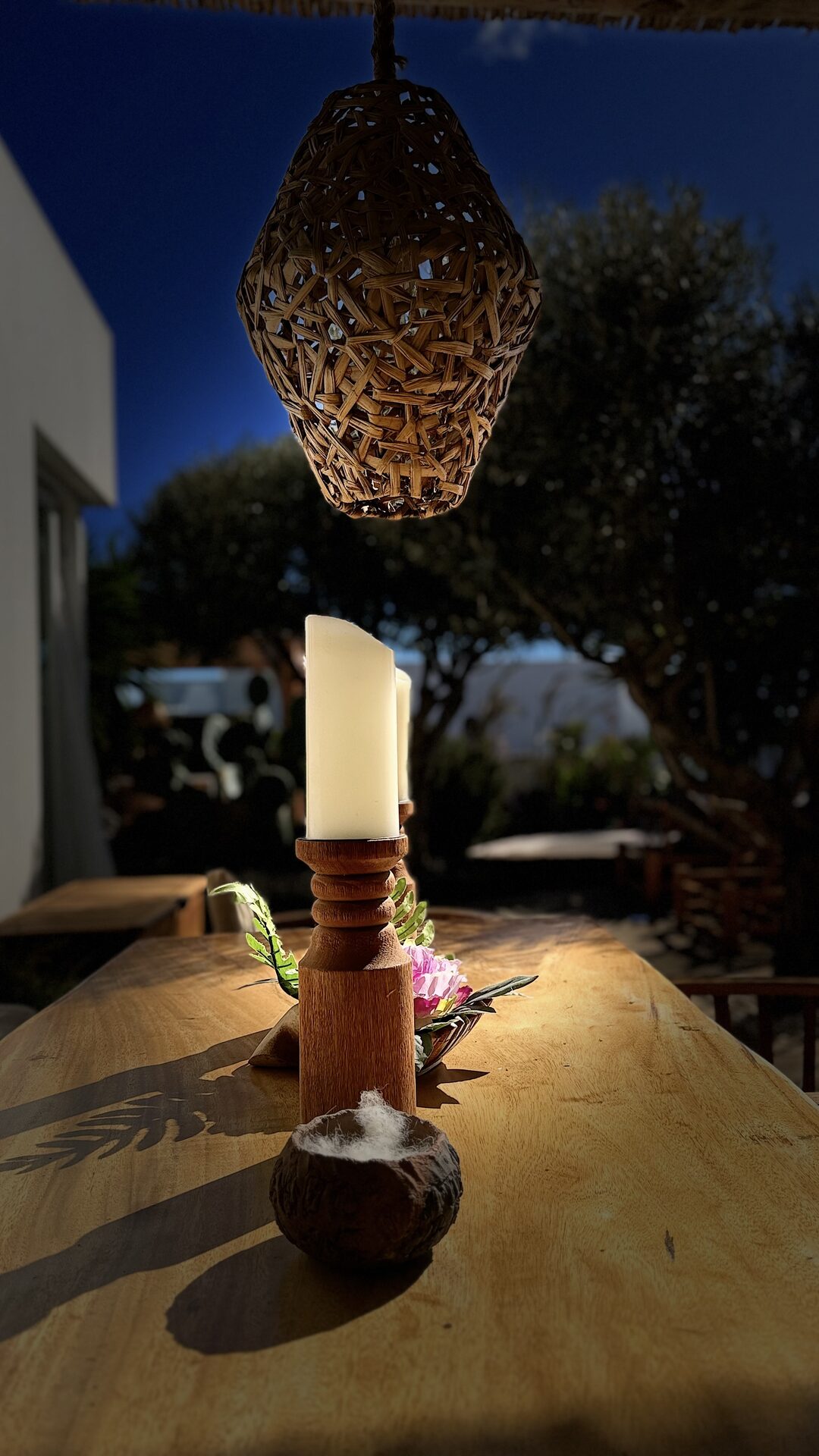 Table avec bougie et lampe suspendue