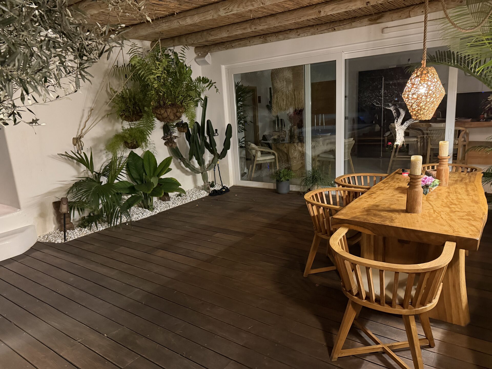 Terrasse nocturne avec coussins palmiers