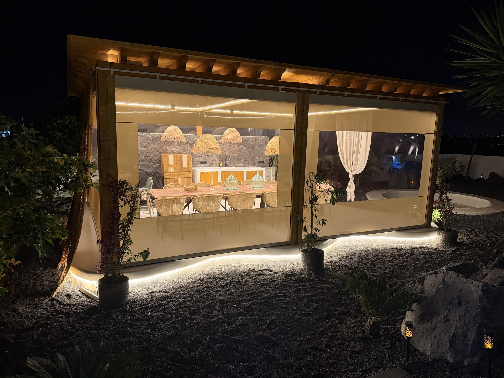 Pergola aux parois de verre et lumière LED
